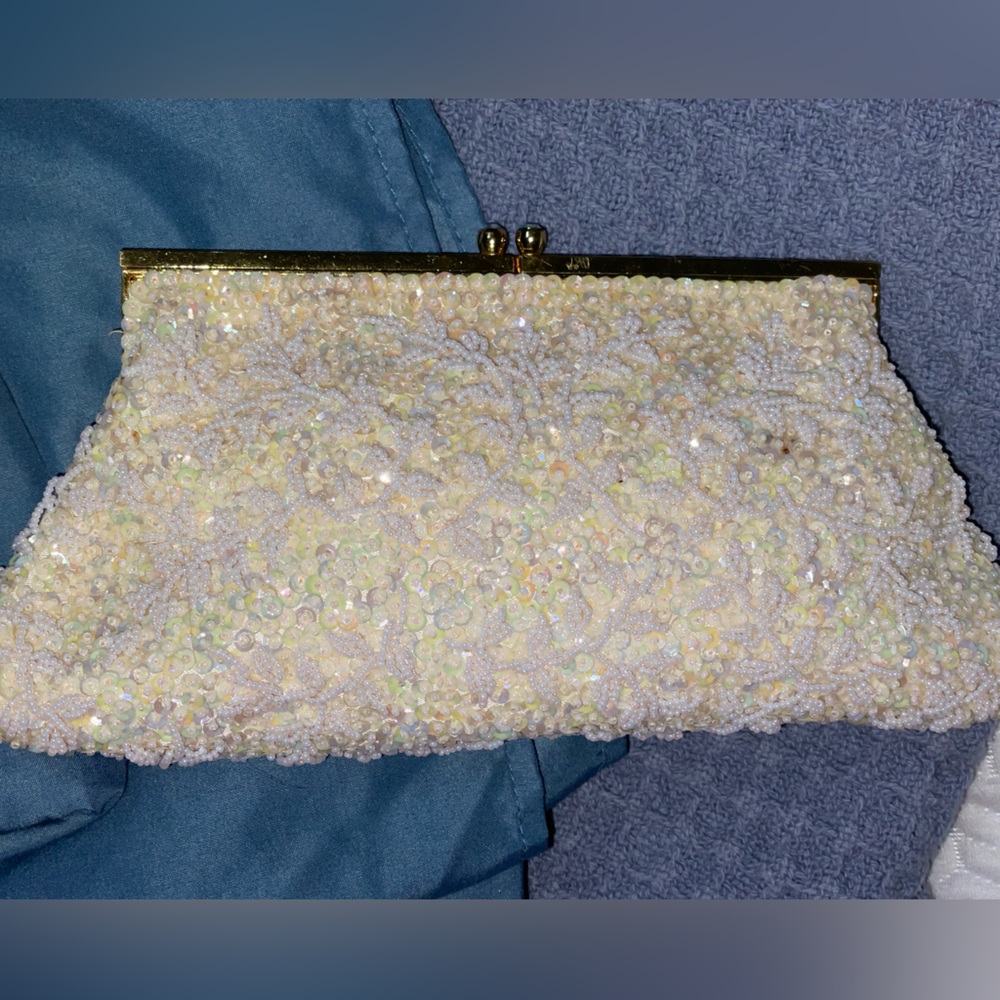 VINTAGE MR.JOHN CLITCH PURSE. SEQUINS AND BEADS. MOTHER OF PEARL ACCENT